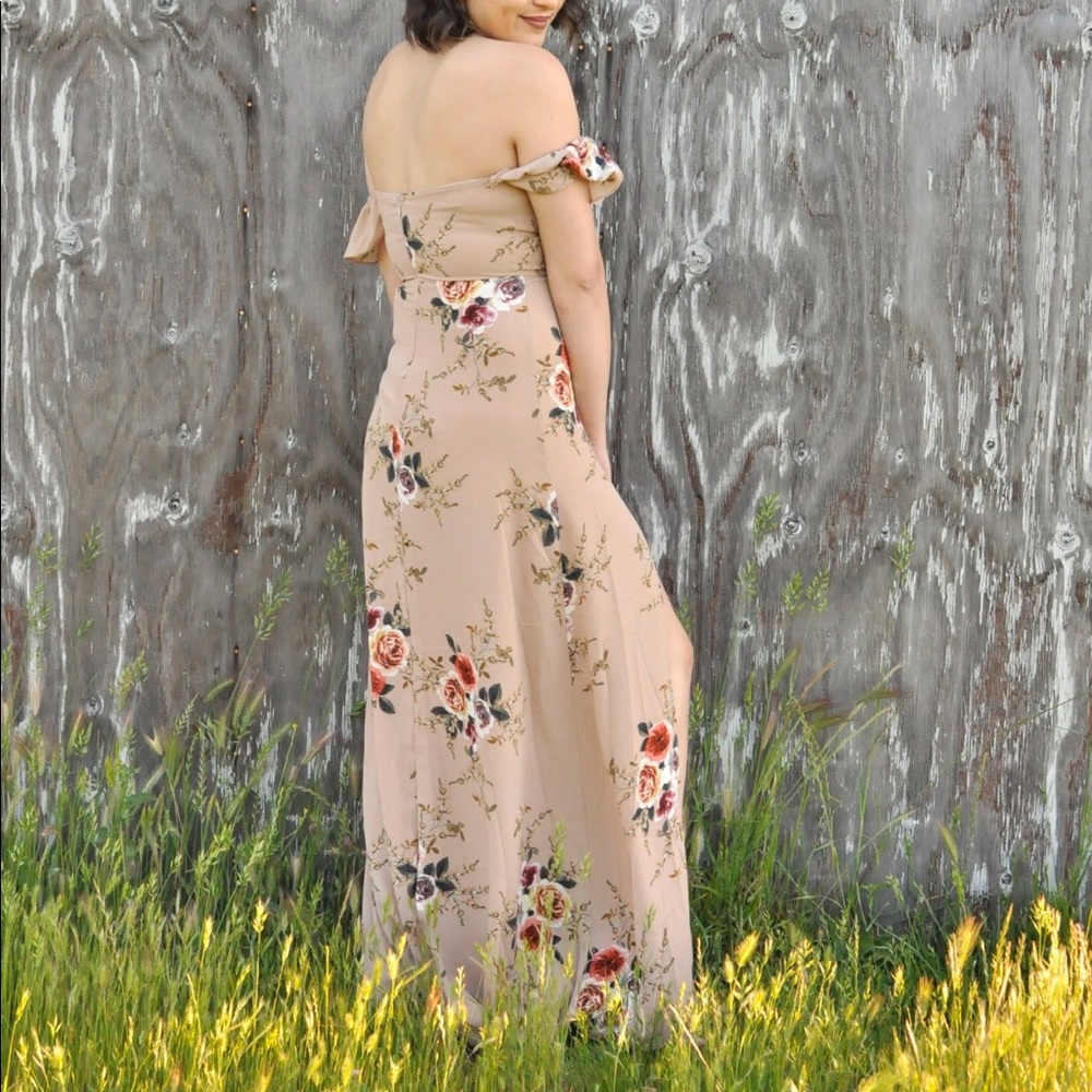 Selling this floral dress, with opening. - Picture 2 of 2